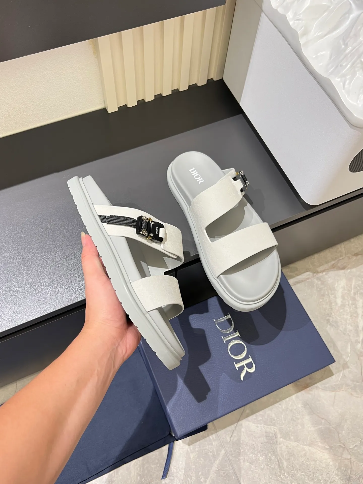 Men's Men's Shoes 💰p320 Dio* Men's Sandals Slippers. Showcasing Dior haute couture design. The Dior gray suede strap is accented with an aluminum Dior buckle for added style. Paired with a comfortable tonal notch sole, they pair easily with shorts or jeans for a sophisticated look. Main body: suede cow leather, technical fabric lining: cow leather, with adjustable straps, aluminum Dior buckle, Dior gray EVA insole, tonal notched rubber outsole splicing structure, size: 38-44 (customized at 45.46)